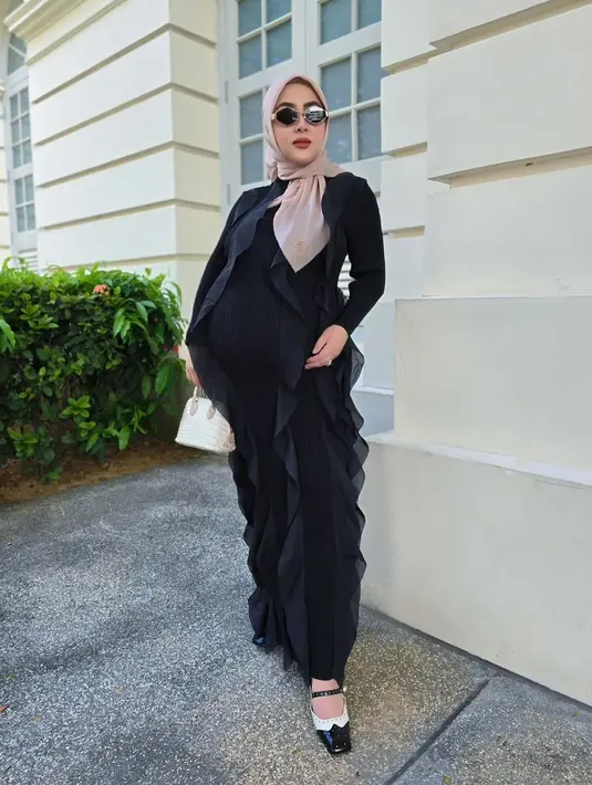 Gaya gemas Syahrini pakai dress hitam dengan detail ruffles dari atas hingga ke bawah. [Foto: Instagram/princessyahrini]