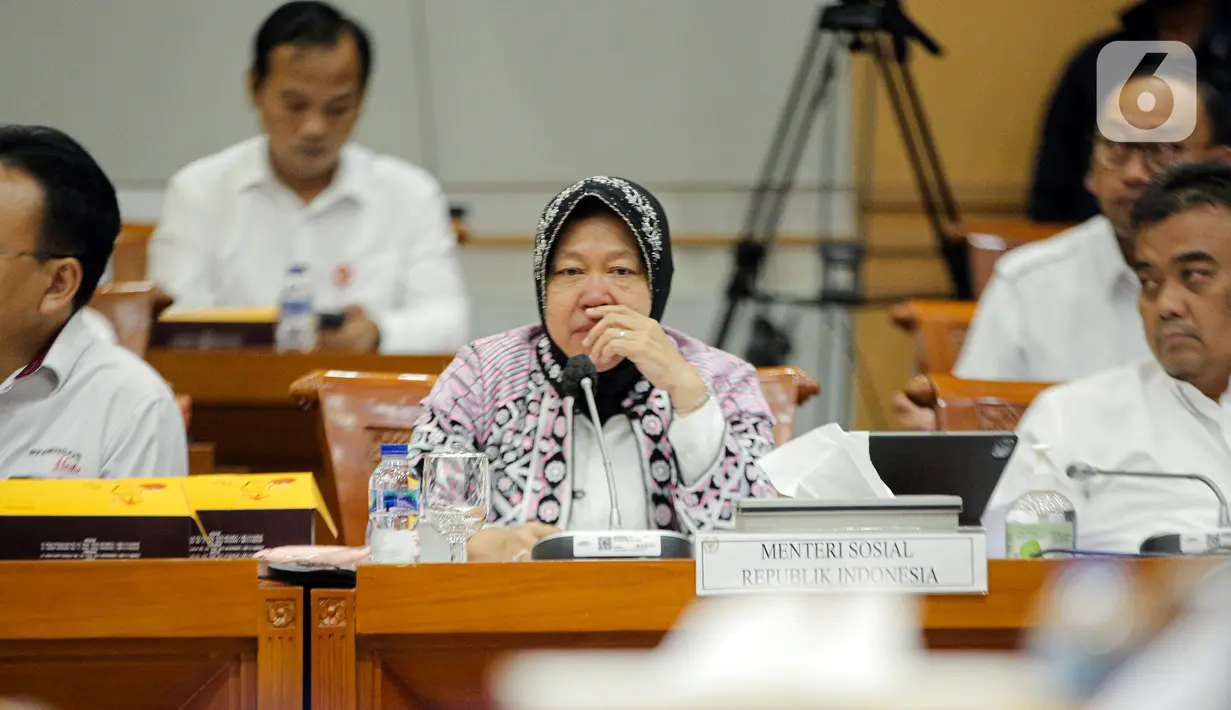 Menteri Sosial Tri Rismaharini (tengah) mengikuti rapat kerja dengan Komisi VIII DPR di Kompleks Parlemen, Senayan, Jakarta, Rabu (8/2/2023). Rapat membahas tentang pengawasan program bantuan sosial tahun 2022. (Liputan6.com/Faizal Fanani)