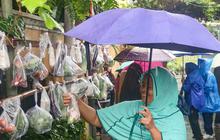 FOTO: Warga Jati Padang Berbagi Bahan Makanan dan Pakaian Layak Pakai di Bulan Ramadan