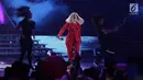 Aksi panggung Bebe Rexha pada malam puncak HUT ke-27 SCTV di Hall D, Jiexpo Kemayoran, Jakarta, Kamis (24/8). Bebe Rexha membawakan dua lagu andalannya "In the Name of Love" dan "I Got You". (Liputan6.com/Herman Zakharia)