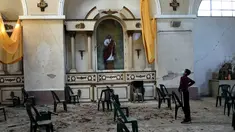 Seorang anak laki-laki berdiri di gereja San Juan Bautista yang sebagian runtuh, dipicu berkekuatan 6,2 skala Richter semalam di Amatitlan, Guatemala, 16 Februari 2022. Gempa bumi menyebabkan kerusakan yang mempengaruhi hampir 25.000 orang. (AP Photo/Moises Castillo)
