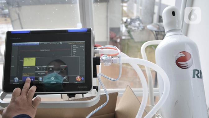 Petugas memeriksa alat pendukung perawatan pasien virus corona COVID-19 di Rumah Sakit Darurat Penanganan COVID-19 di Wisma Atlet Kemayoran, Jakarta, Minggu (22/3/2020). RS Darurat Penanganan COVID-19 dilengkapi dengan ruang isolasi, laboratorium, radiologi, dan ICU. (merdeka.com/Iqbal S. Nugroho)