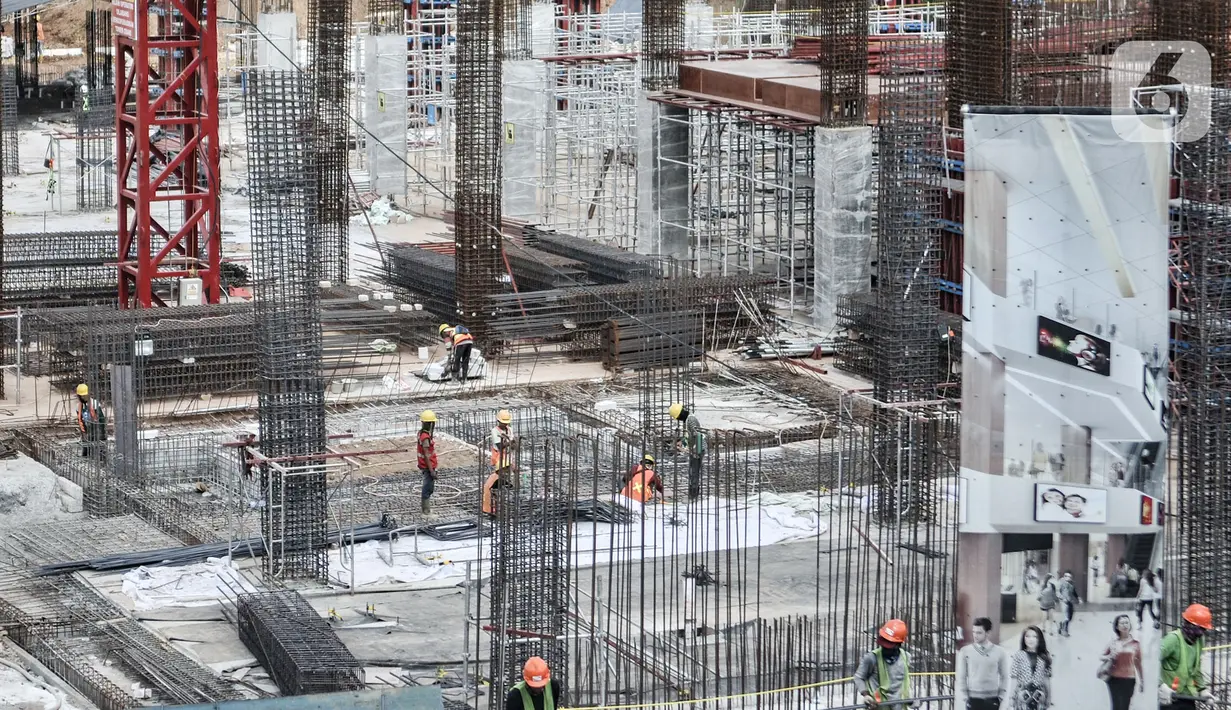 Aktivitas pekerja saat menyelesaikan proyek pembangunan Pasar Senen Blok I dan II, Jakarta, Minggu (15/11/2020). Rencananya, proyek senilai Rp 900 miliar tersebut akan dibangun menjadi kawasan berorientasi transit (TOD) dan ditargetkan rampung pada 2022. (merdeka.com/Iqbal S Nugroho)