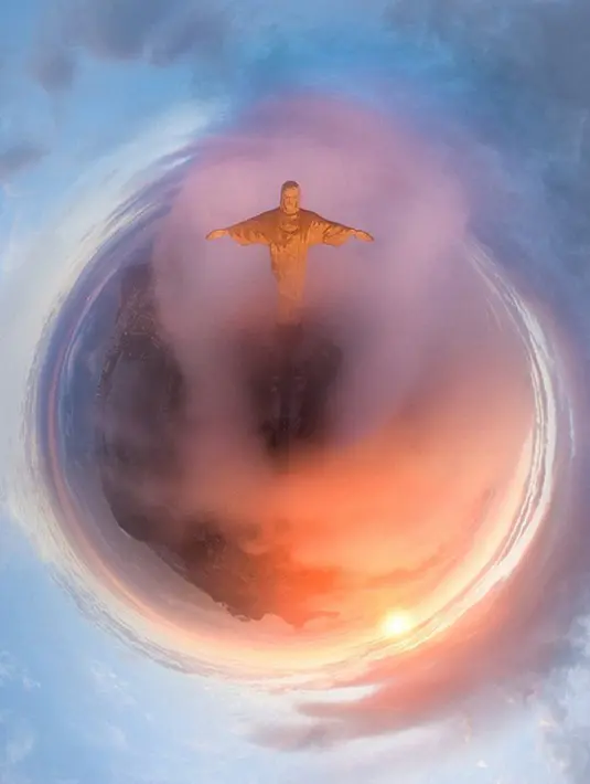 Komunitas fotografer drone asal Rusia, AirPano saat mengambil gambar Christ The Redeemer di Rio de Janeiro yang merupakan 7 keajaiban dunia. Kontruksi ini dimulai pada tahun 1922 dan dibangun sebagai simbol Kristen Brasil. (Dailymail)