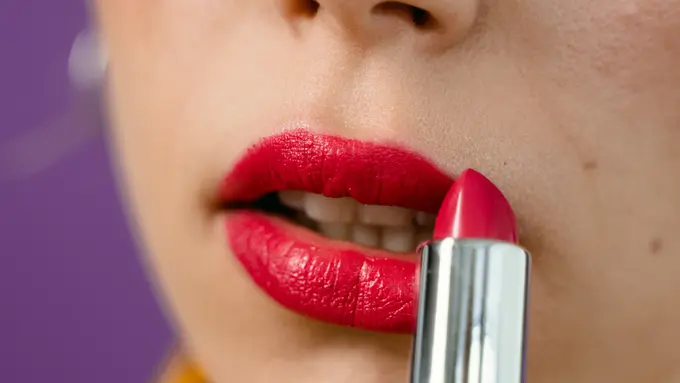 Jenis Lipstik yang Cocok untuk Pemilik Bibir Kering
