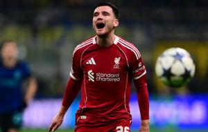 Bek Liverpool asal Skotlandia #26, Andrew Robertson, bereaksi selama pertandingan matchday ke-6 Liga Champions UEFA antara Inter Milan dan Liverpool di Stadion San Siro, Milan, pada 9 Desember 2025. (Marco BERTORELLO/AFP)