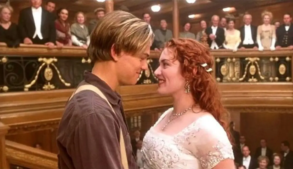 Jack sudah meninggal saat kapal tenggelam dan hantunya lah yang menemukan pintu untuk menyelamatkan Rose. Teori tersebut hadir ketika Jake berkata Rose takkan meninggal saat ini. (Paramount Pictures)