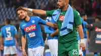 Dries Mertens dan Pepe Reina merayakan kemenangan Napoli atas Sassuolo dalam lanjutan Liga Italia di Stadio San Paolo, Minggu (29/10/2017). Napoli menang 3-1. (Luca Zennaro/ANSA via AP)
