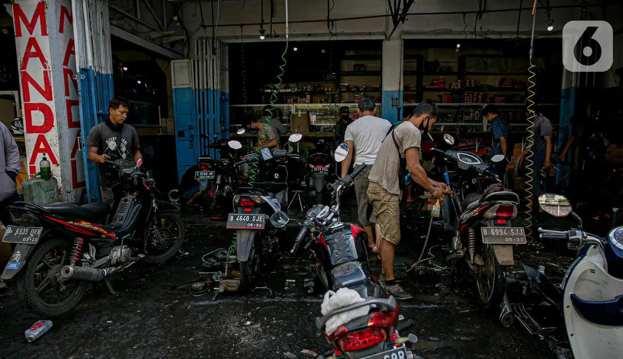 Sejumlah sepeda motor menunggu untuk diperbaiki usai terendam banjir di kawasan Mampang, Jakarta, Minggu (21/2/2021). Banjir yang melanda Ibu Kota Jakarta pada Sabtu (20/2) menyebabkan banyak kendaraan warga mengalami kerusakan akibat terendam air. (Liputan6.com/Faizal Fanani)