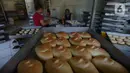 Roti yang telah matang terlihat di industri rumahan Lengansari, Duren Sawit, Jakarta, Rabu (26/8/2020). Industri rumahan tersebut mampu memproduksi 3.000 roti per hari dengan harga jual Rp. 2.000 per buah. (merdeka.com/Imam Buhori)