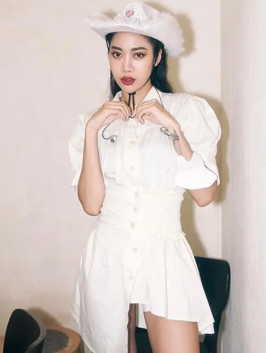 5. Ini bukan kali pertama Widi bergaya koboi, sebelumnya saat manggung di Bekasi, Widi tampil cantik dengan asymmetric dress putih dengan topi koboi. (Instagram/_widikidiw_).