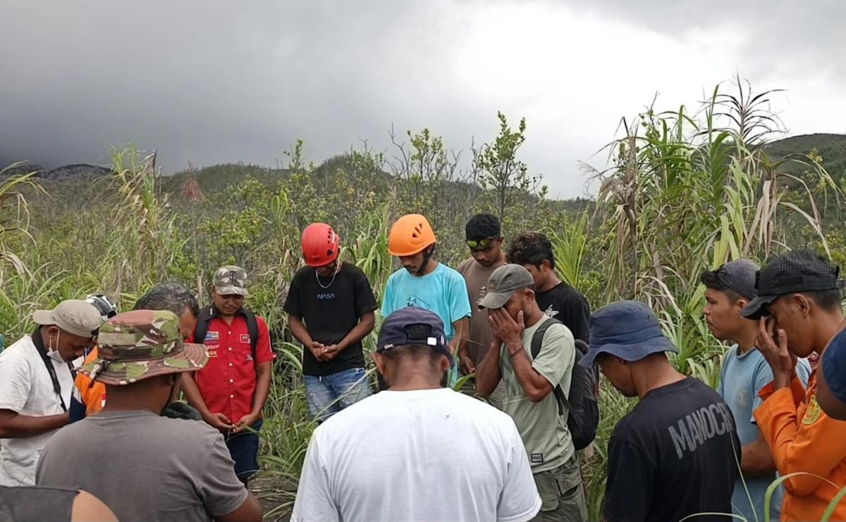 FOTO: Tim SAR Gabungan Evakuasi Pendaki Terdampak Erupsi Gunung Dukono