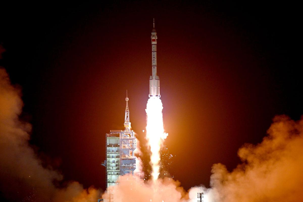 China terbangkan tiga astronaut ke luar angkasa untuk misi ambisius