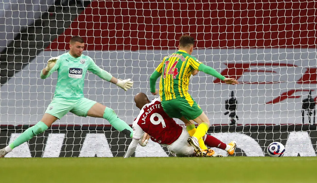 Pemain Arsenal Alexandre Lacazette berusaha mencetak gol ke gawang West Bromwich Albion pada pertandingan Liga Inggris di Emirates Stadium, London, Inggris, Minggu (9/5/2021). Arsenal mengalahkan West Bromwich Albion 3-1 dan memastikan The Baggies terdegradasi. (AP Photo/Frank Augstein, Pool)