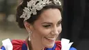 Sang Putri Wales datang dengan mengenakan headpiece dari  Jess Collett x Alexander McQueen yang terlihat cantik. (Dan Charity/Pool Photo via AP)