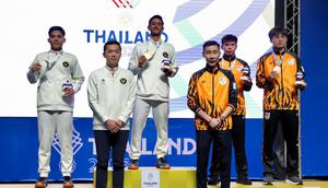 Tunggal putra Indonesia Alwi Farhan saat penyerahan medali emas  cabang bulu tangkis nomor perorangan SEA Games 2025 di Thamasat Rangsit Gymnasium 4, Thailand, Minggu (14/12). (foto: PBSI)