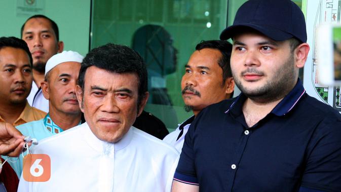 Putra Rhoma Irama, Ridho Rhoma dinyatakan telah bebas dan keluar dari Rumah Sakit Ketergantungan Obat (RSKO) Cibubur. Anak Raja Dangdut tersebut keluar setelah sekitar enam bulan menjalani rehabilitasi. (Nurwahyunan/Bintang.com)