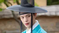 Yook Sung Jae dalam drakor The Haunted Palace. (SBS via Soompi)