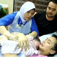 Selamat, Tya Arifin melahirkan anak pertamanya. Kabar bahagia itu diketahui dari akun Instagram istri Asyraf Khalid. Kelahiran anak Tya Arifin ini juga sekaligus menjadikan Siti Nurhaliza menjadi nenek. (Instagram/tyaarifinnw)