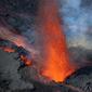 Foto udara pada 22 Desember 2021 menunjukkan gunung berapi Piton de la Fournaise yang meletus di pulau Reunion, Samudra Hindia Prancis. Gunung yang memiliki ketinggian 2632 meter ini meletus untuk kedua kalinya dalam setahun pada 22 Desember pukul 3:30 (12:30 di Paris).  (Richard BOUHET/AFP)