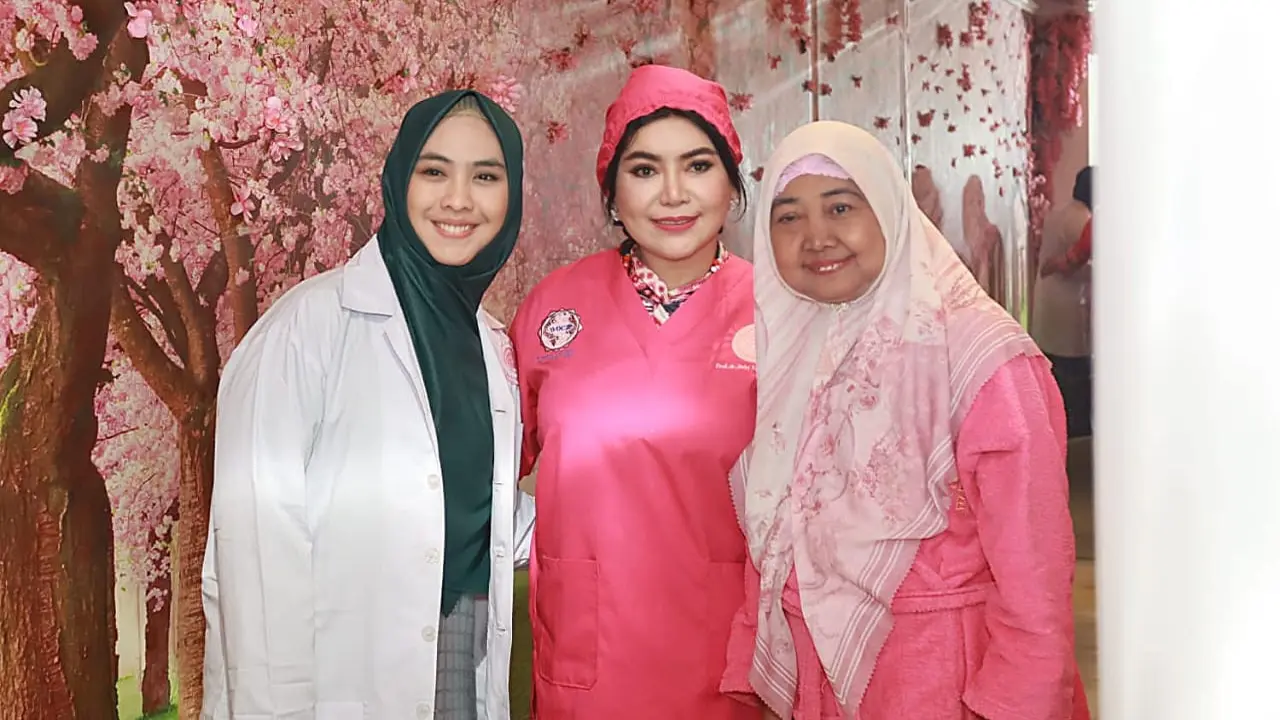 Oki Setiana Dewi bawa ibunda jalani terapi stem cell (Istimewa)