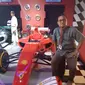 Liputan6.com berpose di mobil balap Formula 1 atau F1 Ferrari yang berada di museum&nbsp;Madame Tussauds,&nbsp;Imbiah Lookout, Pulau Sentosa, Singapura. (foto: Liputan6.com/Bogi Triyadi)