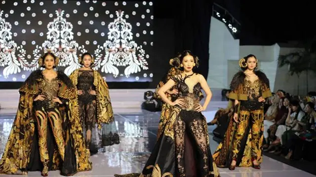 Kebaya karya Anne Avantie di Indonesia Fashion Week.