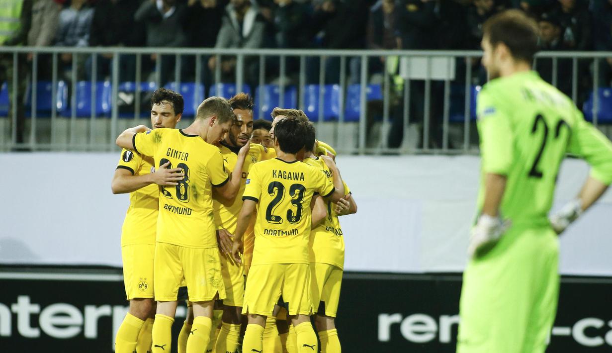 Sejumlah pemain Dortmund merayakan gol kemenangan yang dicetak Pierre-Emerick Aubameyang ke gawang FK Qabala pada laga Liga Europa di Stadion Backcell Arena, Azerbaijan, Jumat (23/10/2015). (Reuters/David Mdzinarishvili)