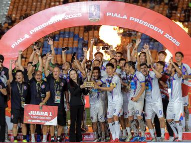 Para pemain Port FC mengangkat Piala Presiden 2025 usai berhasil mengalahkan Oxford United 2-1 di partai final yang berlangsung di Stadion Si Jalak Harupat, Kabupaten Bandung, pada Minggu (13/7/2025) malam WIB. (Bola.com/Bagaskara Lazuardi)