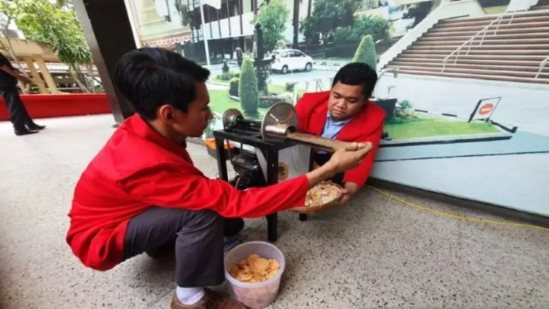 Keren, Mahasiswa Untag Surabaya Ciptakan Mesin Pemotong Keripik