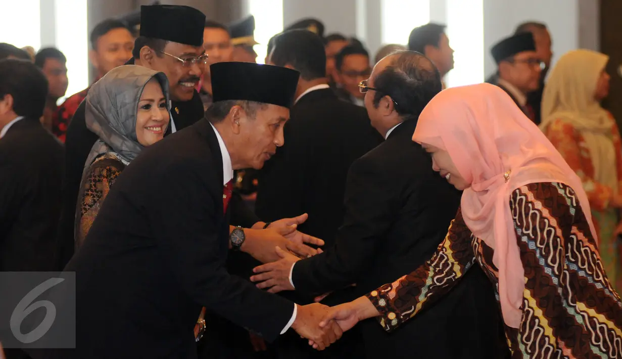 Menteri Sosial, Khofifah Indar Parawansa menyalami Ketua BPK Moermahaji Soerja Djanegara usai pengucapan sumpah jabatan di Gedung MA, Jakarta, Rabu (26/4). Ketua dan Wakil Ketua BPK terpilih secara aklamasi. (Liputan6.com/Helmi Fithriansyah)