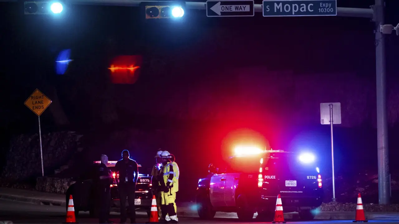 Petugas Polisi Austin menutup La Crosse Avenue dekat Mopac Expressway di Austin, Texas, area dekat lokasi penembakan pada Selasa malam, 5 Desember 2023.(Austin American-Statesman Via AP)