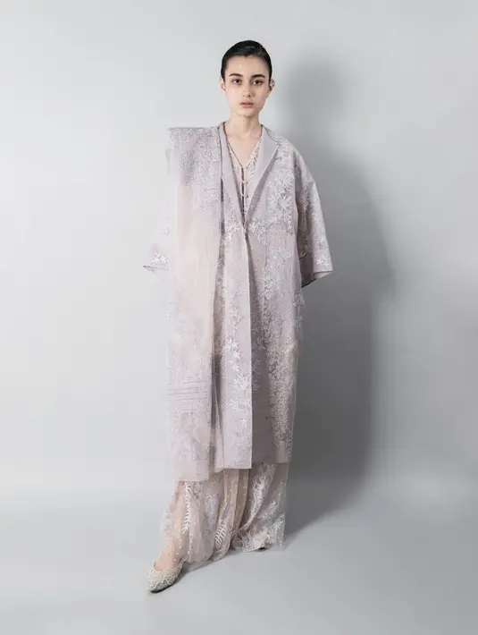 <p>Deretan fashion item mulai dari siluet A-Line, tops, dresses, kaftan, outerwear, dan lain sebagainya,a menjadi sebuah karya sempurna untuk dipakai di hari Idul Fitri. [Foto: Sapto Djodjokartiko.Dok]</p>