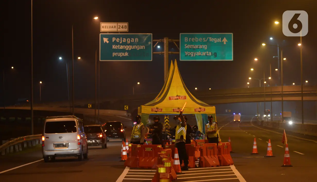Petugas melakukan penyekatan arus mudik 2021 di gerbang pintu tol Pejagan, Brebes, Jawa Tengah, Jumat, (7/5/2021) Tengah Malam, H-5 peniadaan mudik Idul Fitri 1442H dengan petugas gabungan melakukan penjagaan di 6 titik dari kabupaten menjadi pintu masuknya Jawa Tengah. (merdeka.com/Imam Buhori)