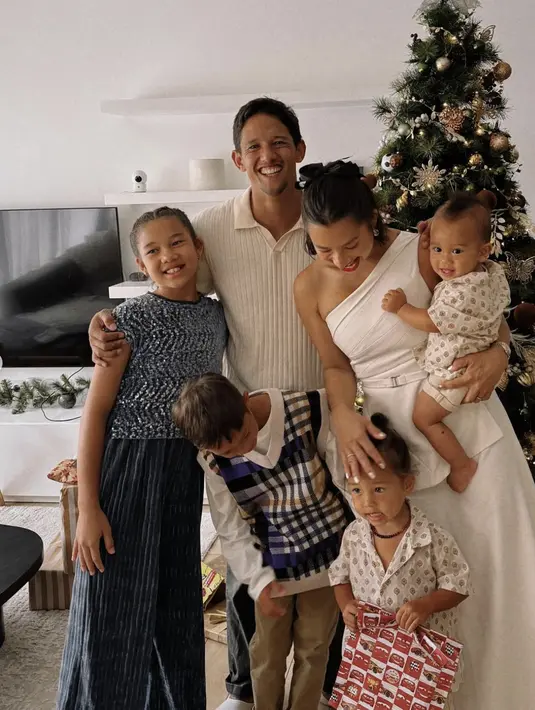Dengan one shoulder dress beraksen drapry, Jennifer Bachdim berhasil tampilkan gaya anggun di tengah keluarganya. [Foto: Instagram/ Jennifer Bachdim]