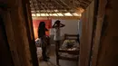 Gadis-gadis bersiap-siap di kamar tidur mereka di sebuah rumah tradisional di Kalunga quilombo, di daerah pedesaan Cavalcante di negara bagian Goias, Brasil, Senin (15/8/2022). Nenek moyang penduduk desa Kalunga quilombo menetap di sana sebagai budak yang melarikan diri lebih dari 200 tahun yang lalu. (AP Photo/Eraldo Peres)