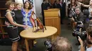 Putri maestro biola Roman Totenberg berpose dengan biola Stradivarius saat konferensi pers, New York, Kamis (6/8/2015). Biola yang dibeli dengan harga Rp2,7 miliar itu kembali ke pemiliknya setelah hilang dicuri selama 35 tahun.(REUTERS/Shannon Stapleton)