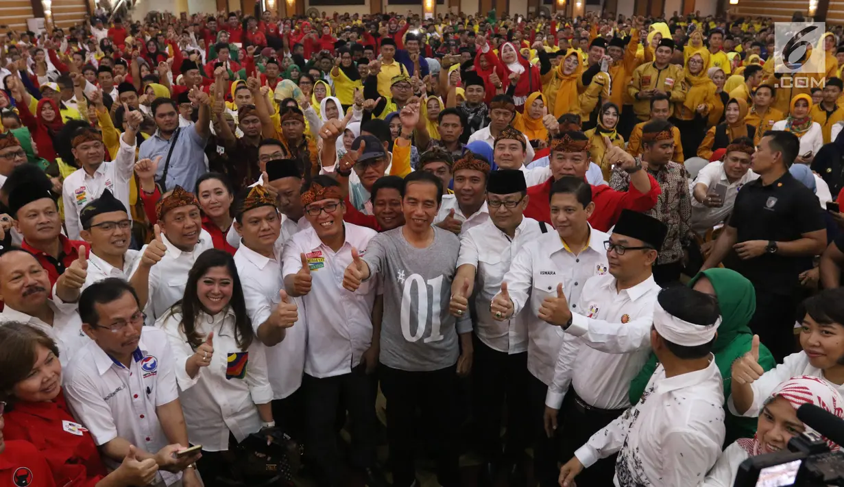 Capres Nomor Urut 01 Jokowi mengangkat jempol saat menghadiri silaturahmi dengan calon legislatif partai koalisi di Bandung, Sabtu (10/11). Acara dalam rangka konsolidasi pemenangan pasangan Jokowi-Ma'ruf Amin pada pilpres 2019 (Liputan6.com/Angga Yuniar)