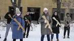 Penduduk setempat menerima pelatihan pertahanan militer di Kyiv, Ukraina (30/1/2022). Menteri luar negeri Rusia mengklaim NATO ingin menarik Ukraina ke dalam aliansi, di tengah meningkatnya ketegangan atas ekspansi NATO dan kekhawatiran Rusia bersiap menyerang Ukraina. (AP Photo/Efrem Lukatsky)
