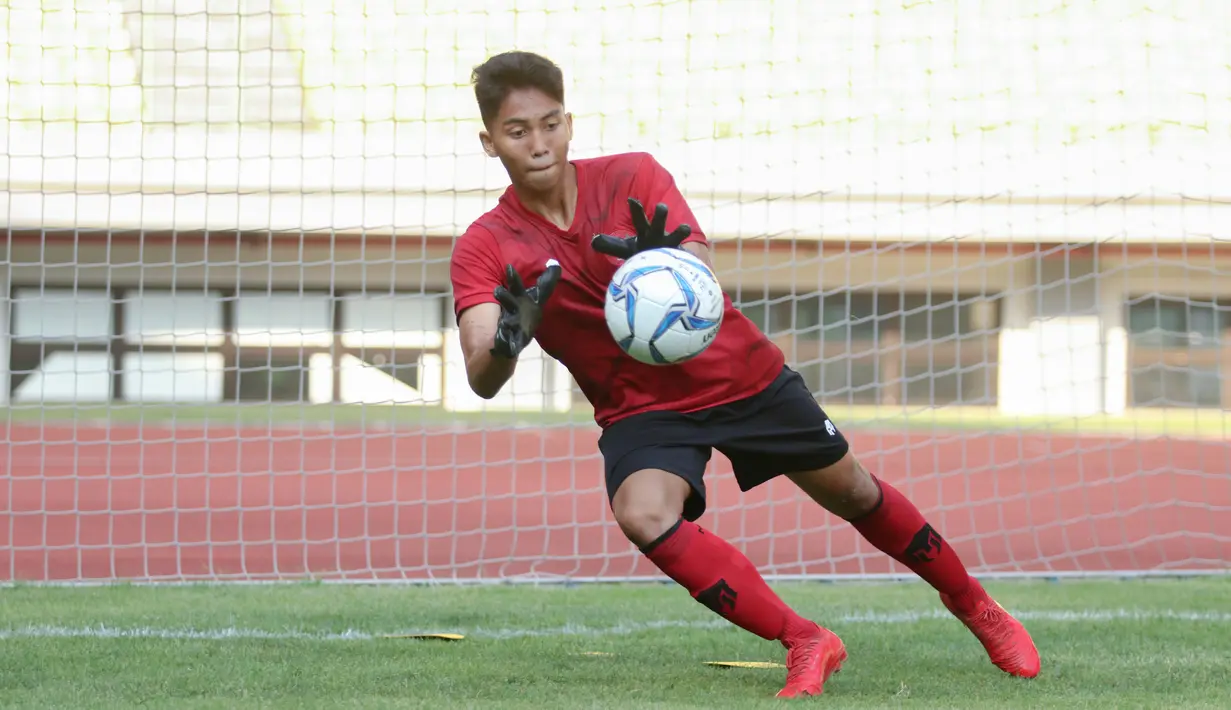 Kiper Timnas Indonesia U-16, I Made Putra Kaicen, menangkap bola saat pemusatan latihan di Stadion Patriot Candrabhaga, Bekasi, Senin (6/7/2020). Timnas Indonesia U-16 terus menggelar persiapan sebelum berkiprah di Piala AFC U-16 2020. (Dokumentasi PSSI)