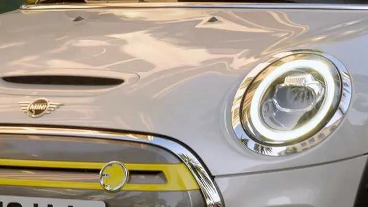 7. Mini Cooper SE Hatch<br><br>Debut pada 2022, penjualan sebanyak 135 unit.