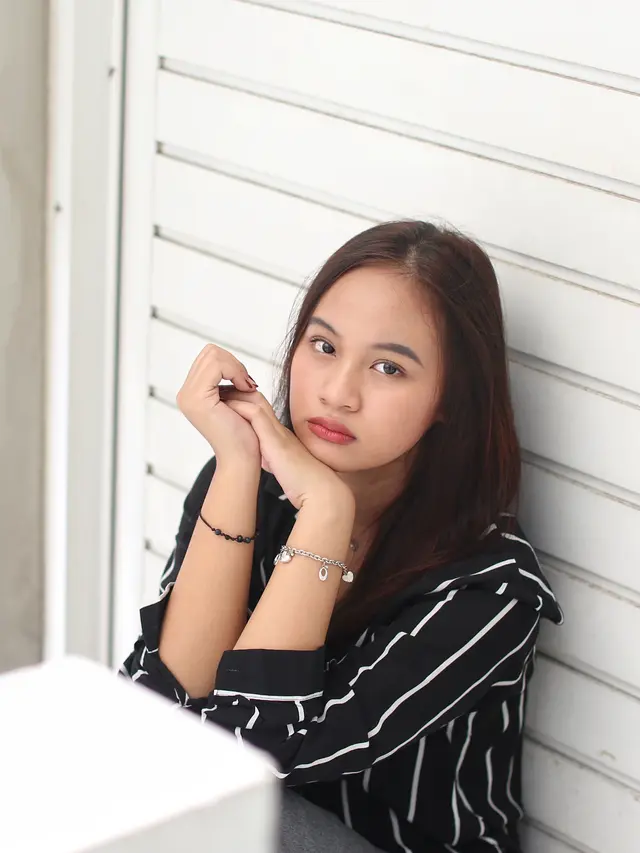 wanita juni yang kesal sedih