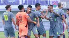 Pemain Persebaya Surabaya merayakan kemenangan atas Persita Tangerang pada laga Liga 1 di Stadion Indomilk Arena, Tangerang, Rabu (18/1/2023). Persebaya menang dengan skor 5-0. (Bola.com/M Iqbal Ichsan)