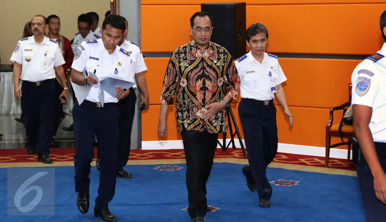 Menhub, Budi Karya Sumadi (tengah) bersiap memaparkan kesiapan angkutan jelang perayaan Natal 2016 dan Tahun Baru 2017 di Jakarta, Selasa (6/12). Diprediksi arus libur panjang terjadi dua hari jelang natal dan tahun baru. (Liputan6.com/Helmi Fithriansyah)
