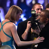 "Taylor sudah tak lagi memikirkan Kanye dan permusuhan mereka. Ia pun berharap Kanye demikian," ujar seorang sumber. (The Verge)