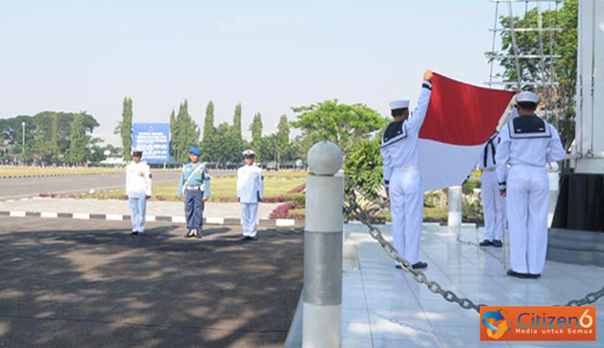Citizen6, Surabaya: Pengibaran bendera Peringatan HUT TNI AL ke-67 di lapangan Laut Maluku, Kesatrian Bumimoro Kobangdikal, Senin (10/9). (Pengirim: Penkobangdikal).