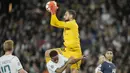 Gianluigi Donnarumma akhirnya bikin debut di Liga Champions. Dia tampil gemilang dan membantu Paris Saint-Germain mengalahkan Manchester City. (AP/Christophe Ena)