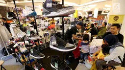 Sepatu sneaker dipajang pada Pesta Sneakerpeak Kemang Vol.3 di Atrium Lippo Mall Kemang, Jakarta, Rabu (18/4). Kegiatan tahunan ini menghadirkan 65 penjual sepatu sneaker dengan total 100 booth. (Liputan6.com/Fery Pradolo)