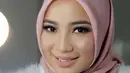 Saat ditemui di kawasan Mall Puri, Jakarta Barat Minggu (1/4) Chacha berbagi cerita hingga akhirnya memutuskan untuk mengenakan hijab seperti perintah agama yang dianutnya. (Instagram/chafrederica)