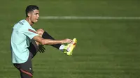 Penyerang Timnas Portugal Cristiano Ronaldo menghadiri sesi latihan kualifikasi Piala Dunia 2022 zona Eropa melawan Irlandia di Cidade do Futebol, pinggiran Lisbon, Senin (30/8/2021). Portugal akan menjamu Irlandia di Estadio Algarve pada Kamis, 2 September 2021. (PATRICIA DE MELO MOREIRA/AFP)